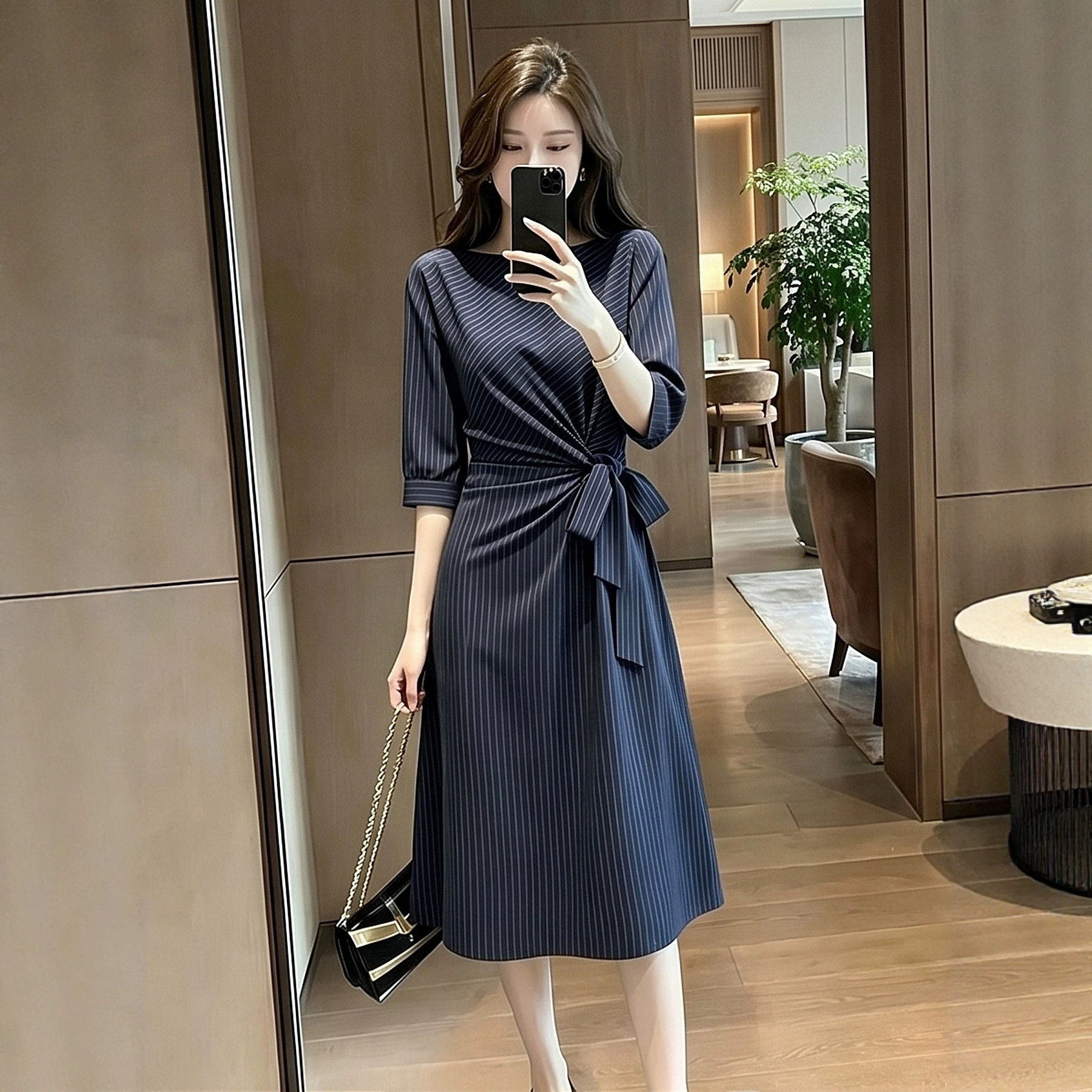 大码女装通勤风条纹连衣裙女夏季系带A字裙藏蓝色高级感春夏新款