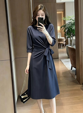 大码女装通勤风条纹连衣裙女夏季系带A字裙藏蓝色高级感春夏新款