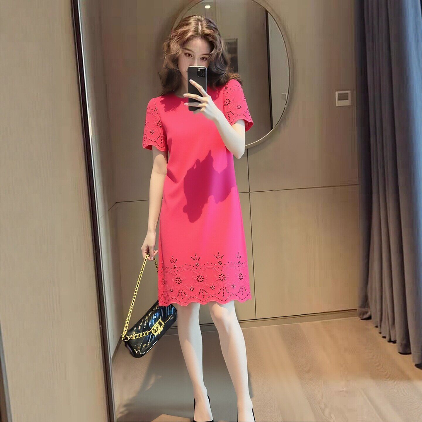 玫红色棉刺绣镂空蕾丝连衣裙女夏大码a字短袖显瘦高级感中长裙子