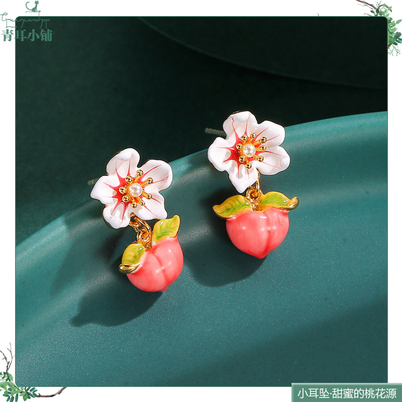 珐琅彩釉小水蜜桃白色花朵耳坠