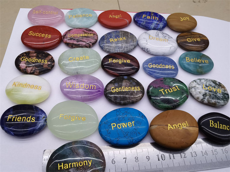 水晶玛瑙椭形裸石刻英文字母单词摆件时尚宝石送礼佳品颜色随机