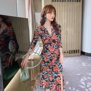 欧洲站V领碎花荷叶边连衣裙中长款网纱褶皱包臀花印海边度假裙子