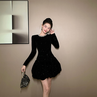 收腰显瘦A字裙秋冬2026新款高级感连衣裙黑色蓬蓬灯芯绒花苞裙