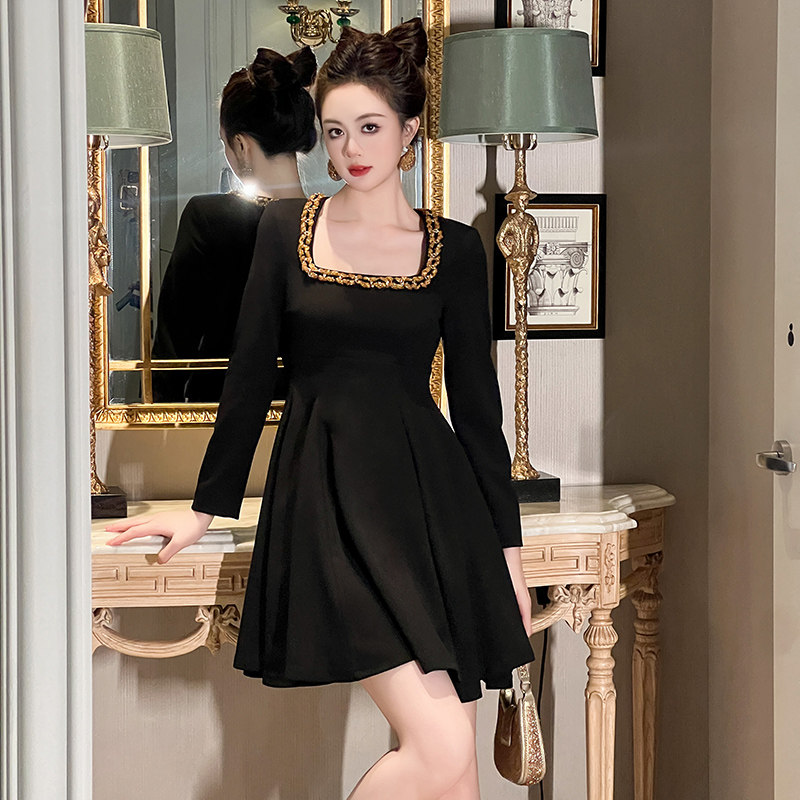 美拉德穿搭轻奢方领短款蓬蓬黑色小黑裙名媛气质长袖高级感连衣裙