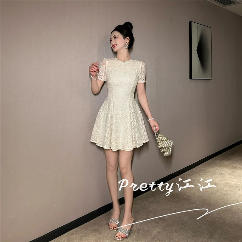 夏季杏白色设计感收腰洋气蕾丝连衣裙小个子优雅时尚名媛风短裙