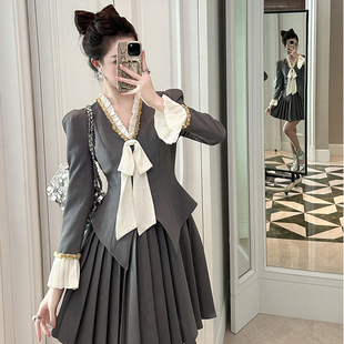 裙子女装2026新款冬季轻奢高级感V领短款拼色百褶气质灰色连衣裙