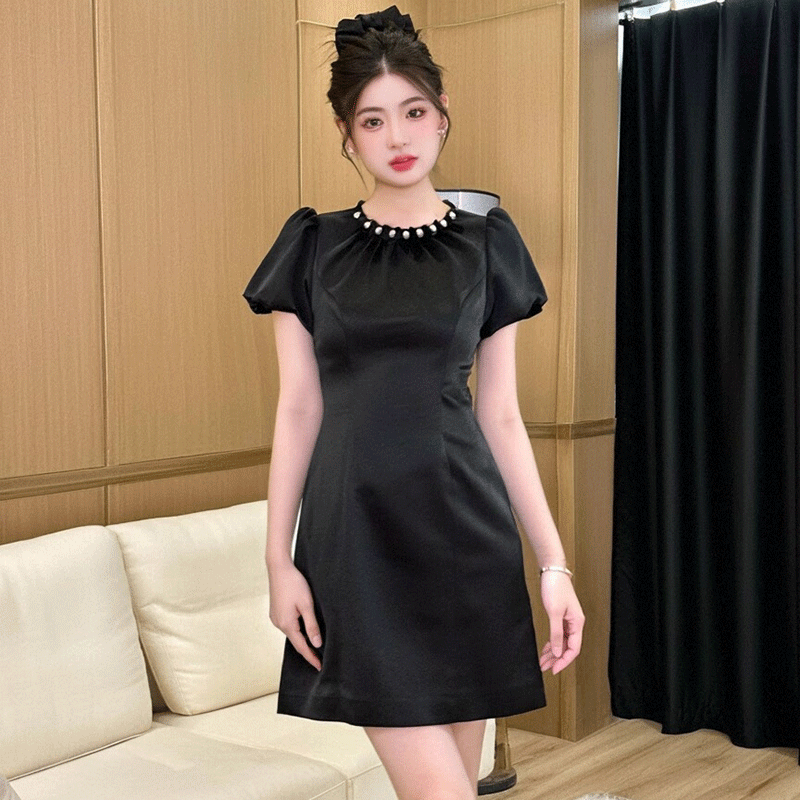法式复古赫本风小黑裙长裙收腰显瘦气质少女纯色独立连衣裙高级感