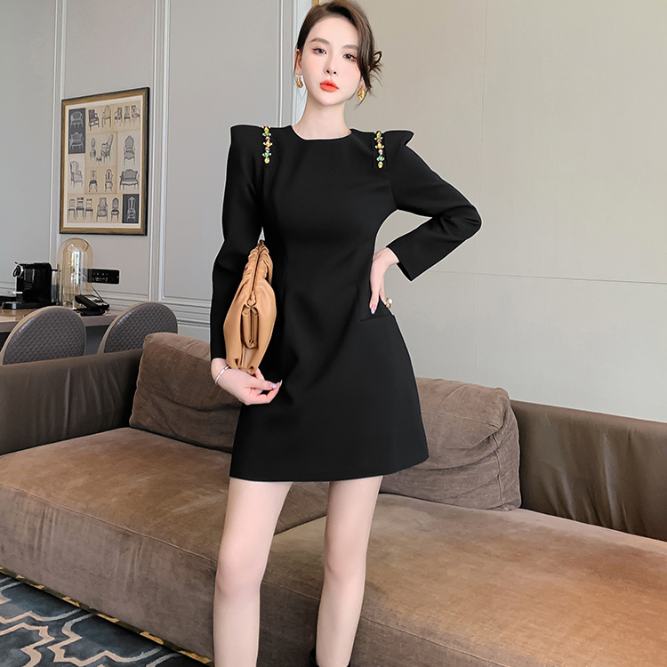 长袖连衣裙女轻奢高级感2025早春新款小个子小黑裙收腰显瘦赫本风