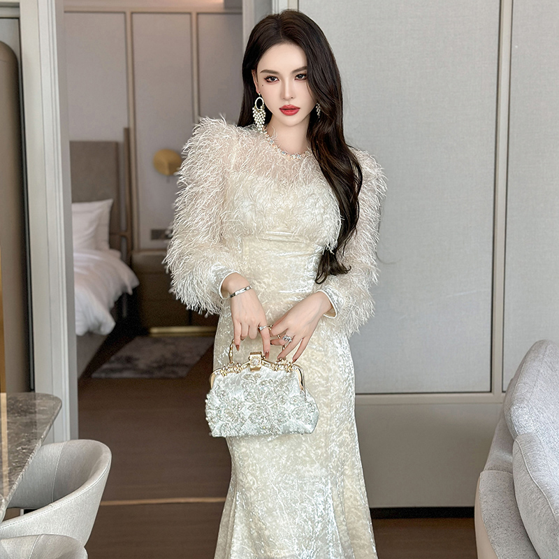 毛毛袖子圆领丝绒鱼尾连衣裙