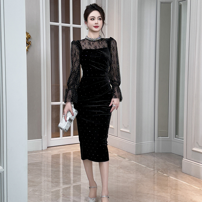 半高领长款丝绒拼接蕾丝烫钻裙子