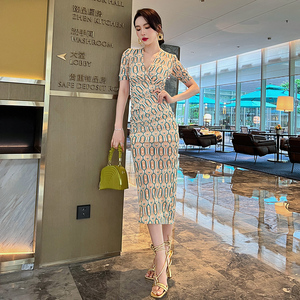 碎花收腰显瘦v领网纱拼接连衣裙开叉性感气质修身裙子包臀显身材