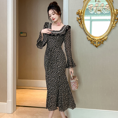 方领喇叭袖鱼尾包臀连衣裙