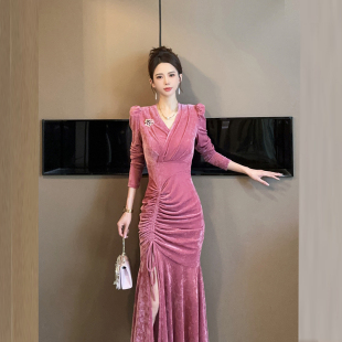 粉色收腰长袖丝绒v领连衣裙2026新款秋冬抽褶显瘦高级感气质长裙