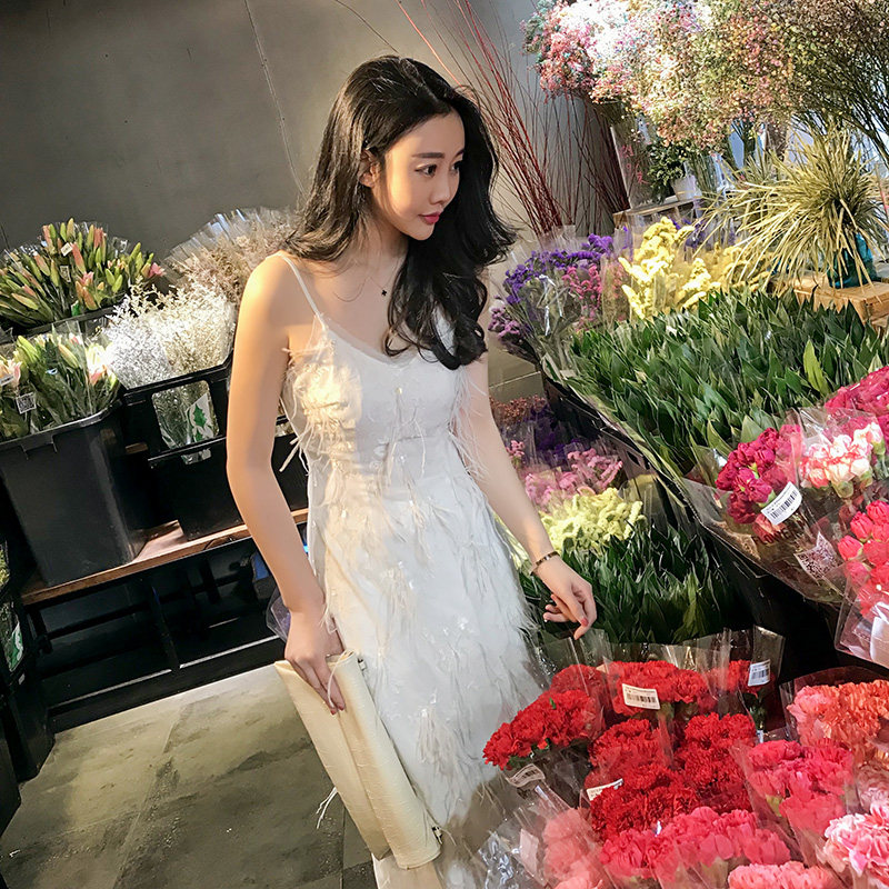 白色气质礼服裙修身长款吊带连衣裙女夏羽毛V领沙滩裙海边度假仙