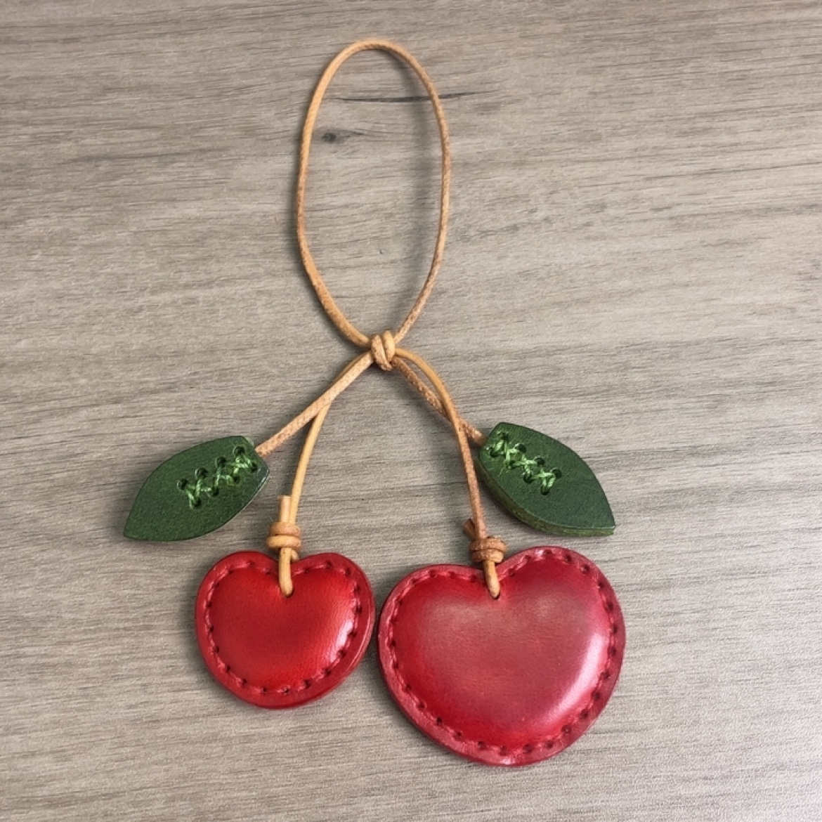 高级感原创设计手工牛皮樱桃草莓钥匙扣包包挂件真皮车挂饰礼物