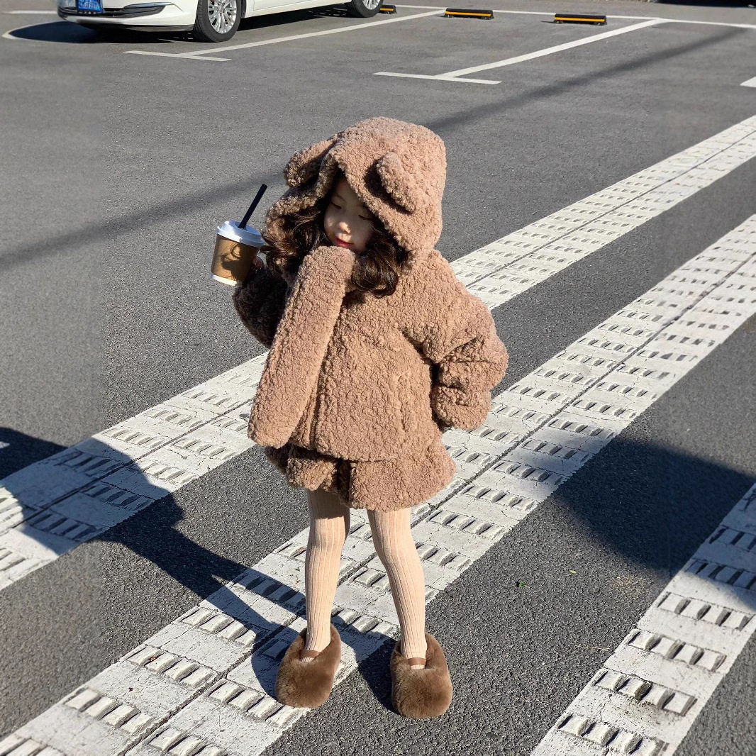韩版童装女童卡通奶咖羊羔毛保暖套装
