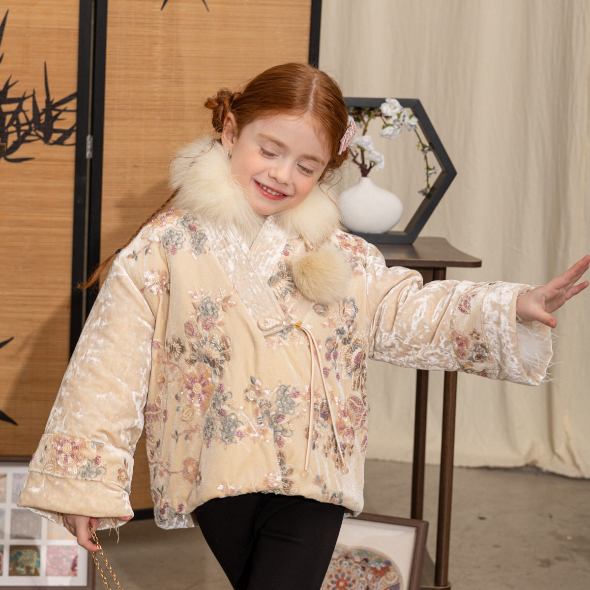 26年冬季新款丝绒花朵刺绣新中式带毛领围脖加棉盘扣棉服外套年款