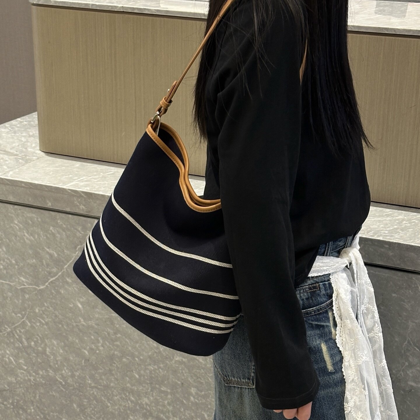 条纹水桶包包女2026新款牛仔布撞色单肩包百搭通勤时尚百搭斜挎包