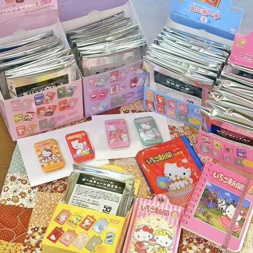 现货日本三丽鸥草莓新闻50周年hellokitty贴纸本子收纳包镜子盲盒