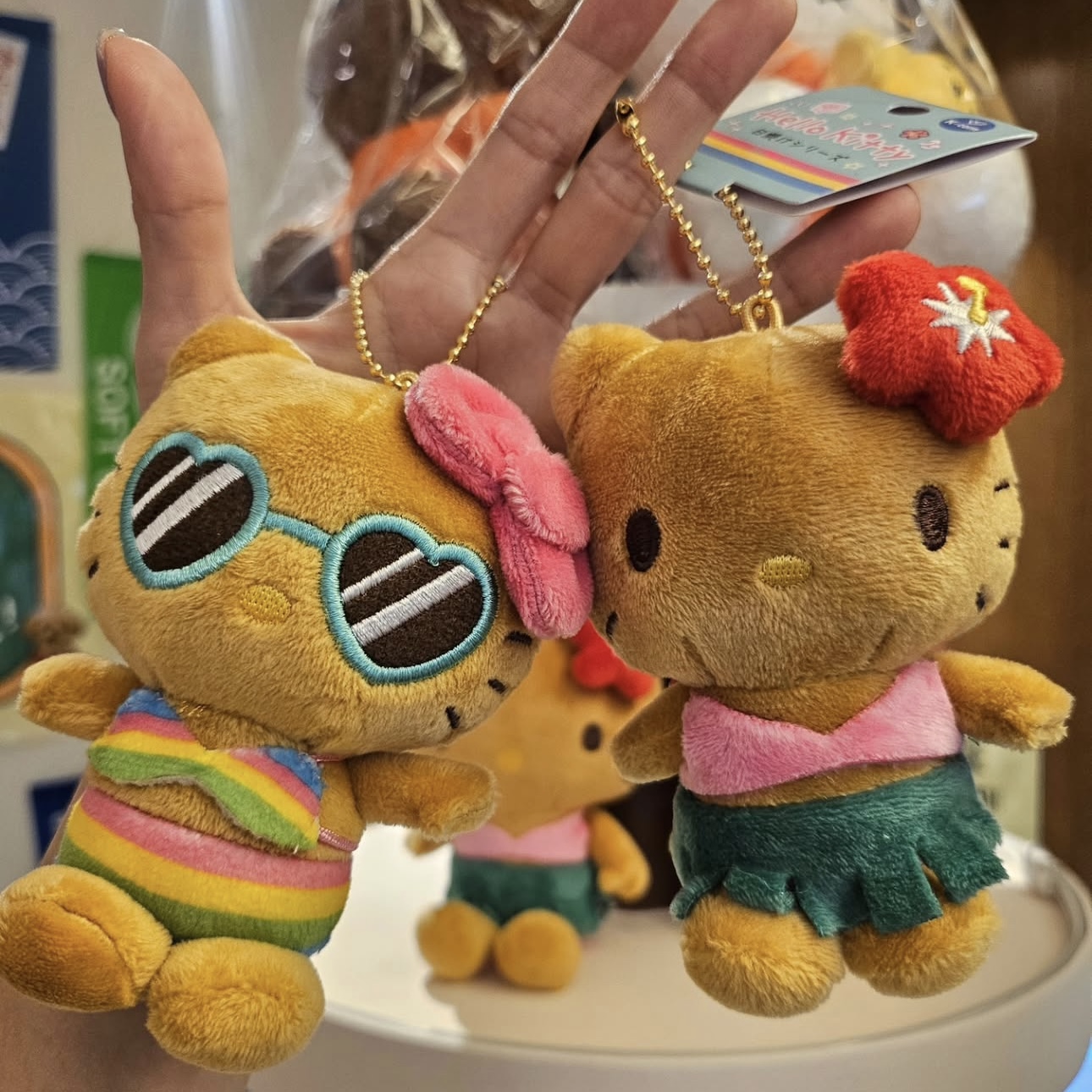 现货 日本正品夏威夷黑皮hellokitty度假比基尼毛绒玩偶公仔挂件