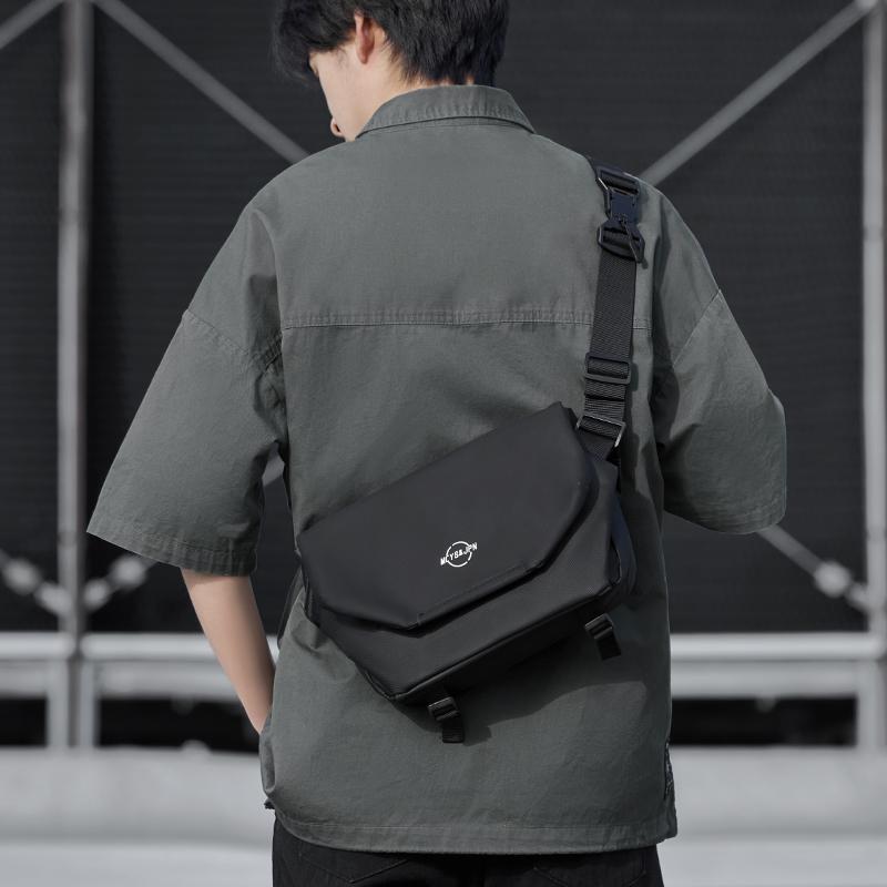 适合男生的斜挎包新款高级感包包