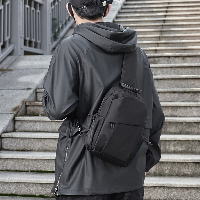 男士斜挎包高端跨包2026挎包小背包胸包斜肩包邮差包男斜跨单肩包