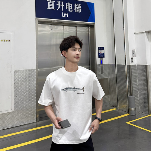 飞型记重磅短袖T恤男白色圆领鱼类印花宽松休闲百搭潮流上衣半袖