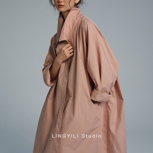 LINGYILI 2026春系列 柔雾粉蝙蝠袖分割线设计轻薄风衣
