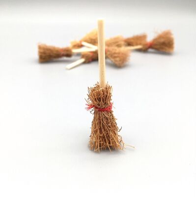 Dollhouse娃娃屋微缩食玩场景模型配件挂件 迷你小号扫把扫帚摆件