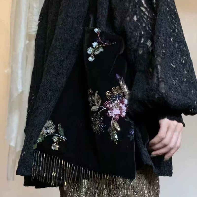 黑色丝绒刺绣单肩包女2026秋冬新款新中式复古百搭流苏小方包女包