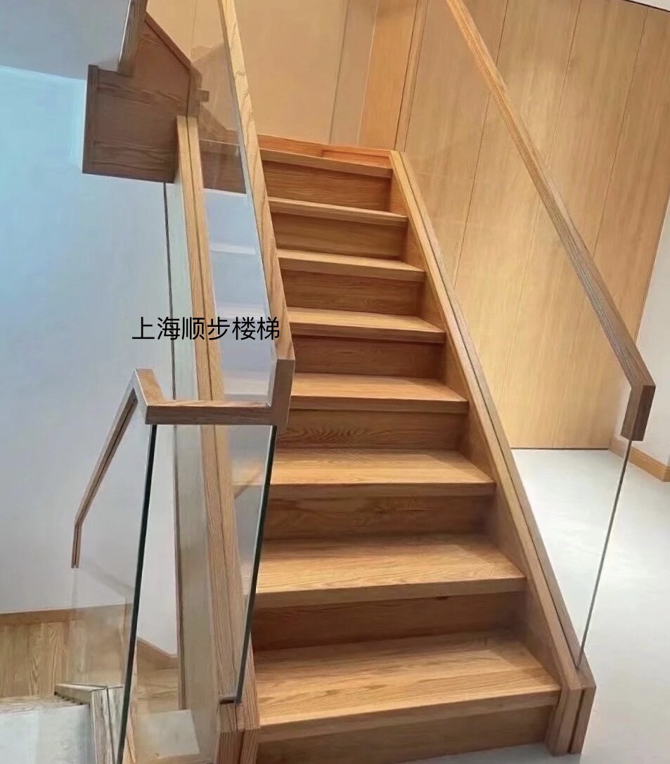 橡木楼梯玻璃扶手橡胶木台阶板上海嘉定楼梯青浦铁艺扶手钢木楼梯