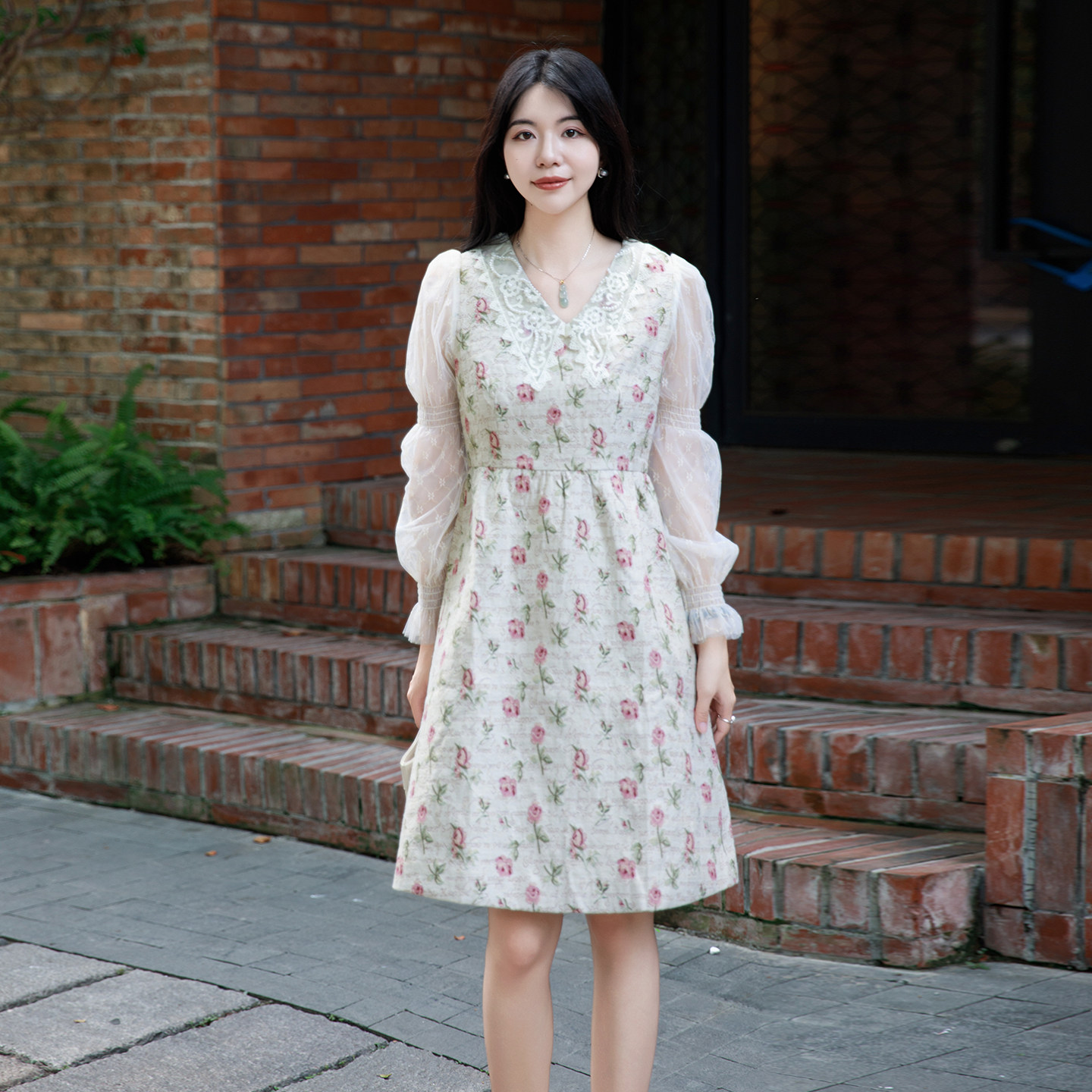 五丁目衣舍2025新款女粉色小花印花V领蕾丝装饰连衣裙49910667女