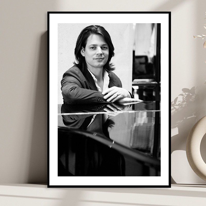 David Fray 法国古典钢琴家装饰画音乐家琴房教室复古怀旧挂画