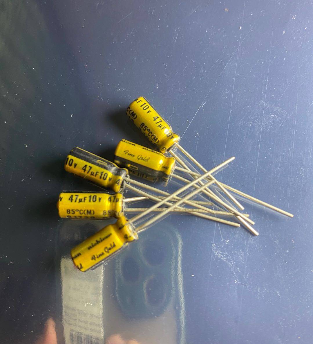 尼吉康 nichicon (fine gold)fg铜脚 47uf/10v音频用电解电容器