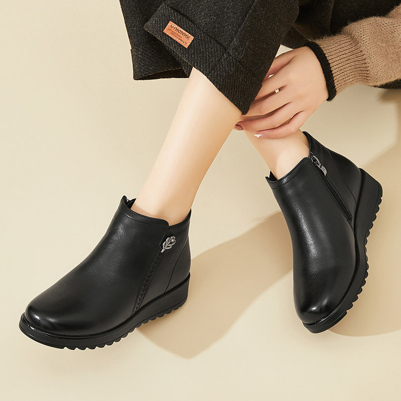 英伦风真皮短靴女款2025新款黑色加绒保暖平底软底妈妈鞋冬季女靴