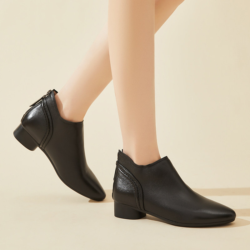 英伦风真皮短靴女款2025新款春秋季黑色圆头中跟软底不累脚马丁靴