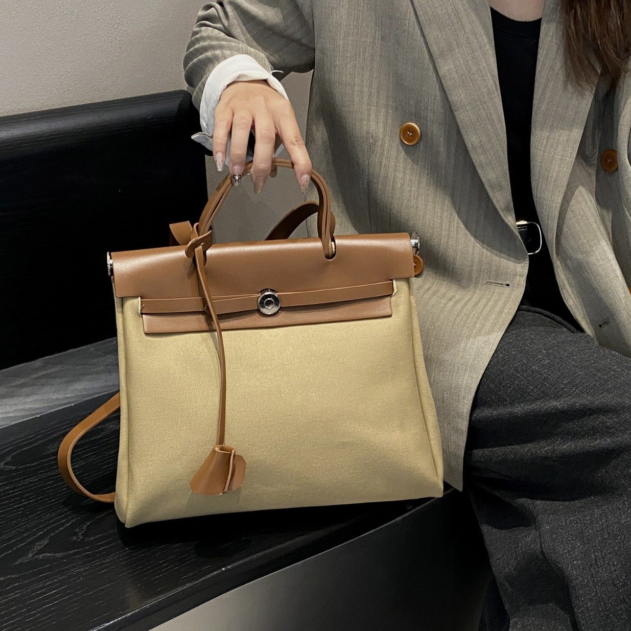 2025新款时尚手提女包小众高级感防水帆布斜挎纽扣拼接翻盖包