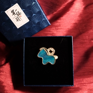 马上有钱非遗点翠孔雀羽毛本命年首饰轻奢小众胸针戒指耳钉项链