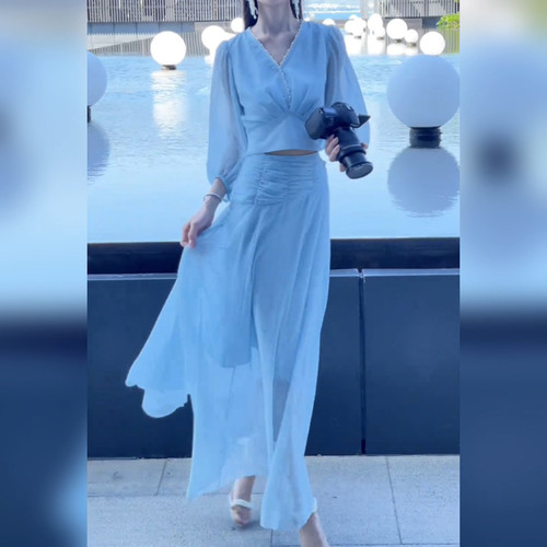 清新天蓝色套装女2026新款V领收腰短款上衣高腰显瘦半身裙两件套