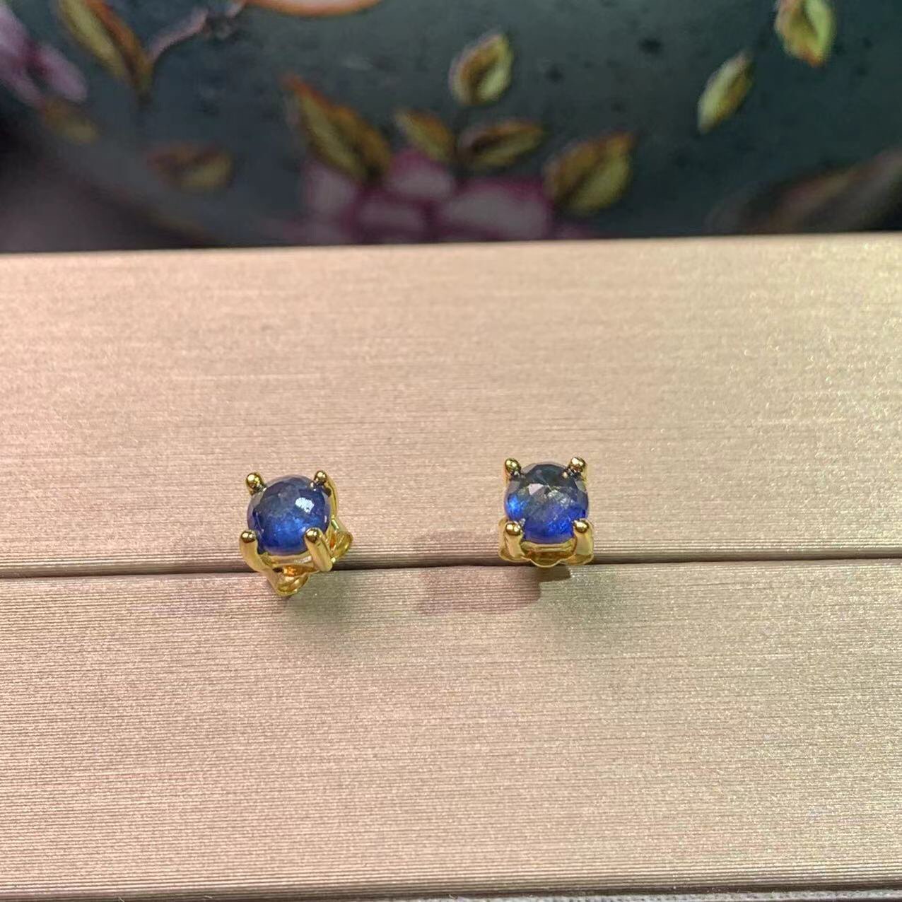 一物一图925银镀黄金天然斯里兰卡糖塔蓝宝石耳钉 4*4MM四爪耳钉