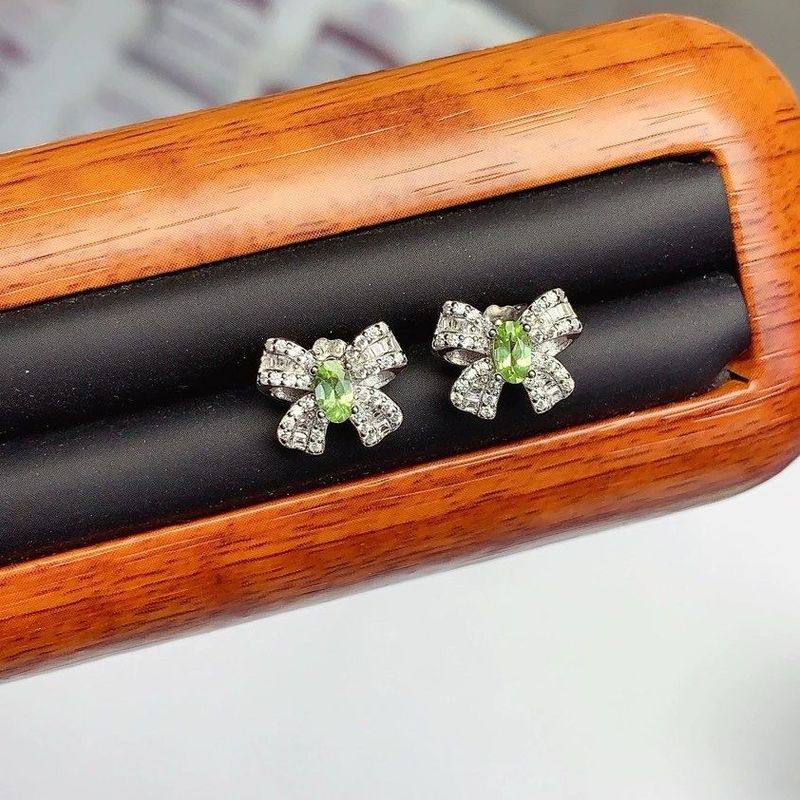 天然橄榄石耳钉 金镶成色 高净度 主石3*5mm925银镀金蝴蝶结耳钉图片