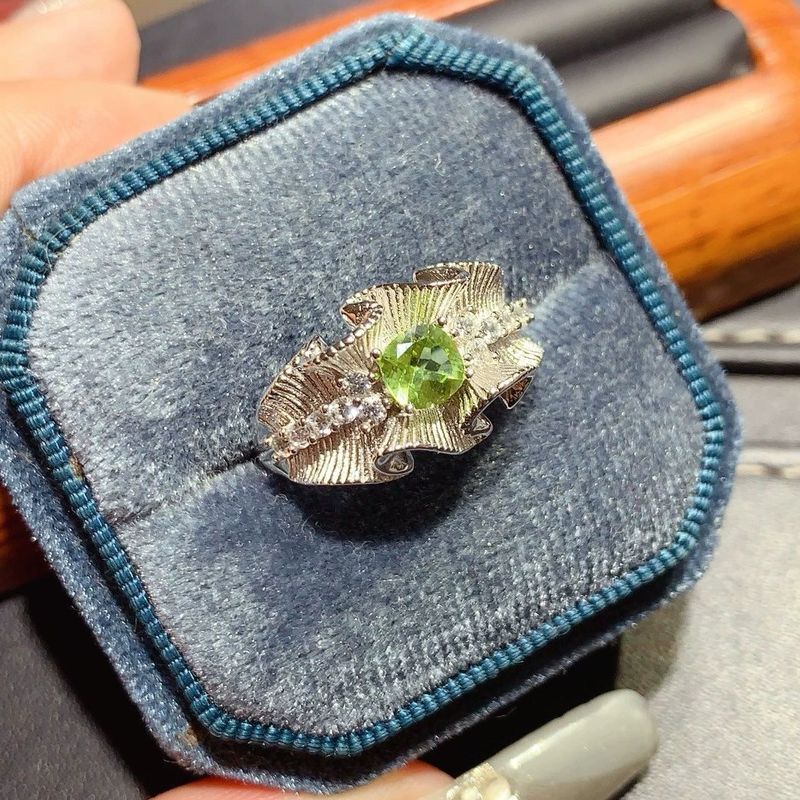 天然橄榄石戒指925银镀金镶嵌 主石枕5*5MM精工品质 活口蝴蝶图片