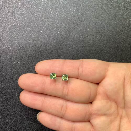 一物一图天然黄绿色蓝宝石耳钉925银镀白金镶嵌四爪耳钉 圆5MM
