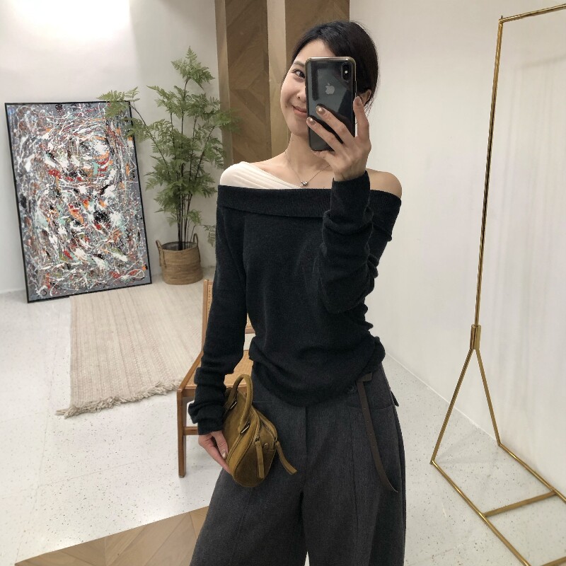 2026撞色长袖针织衫女秋季新款设计感小众露肩显瘦羊毛打底衫上衣