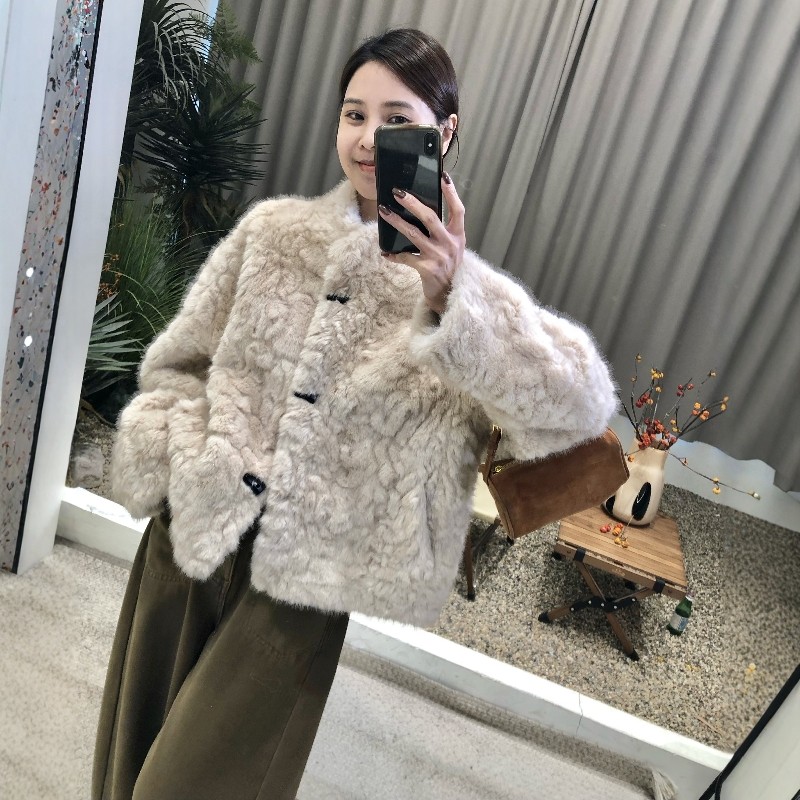 2025年冬季新款环保皮草女牛角扣卷毛立领保暖厚毛毛外套短款