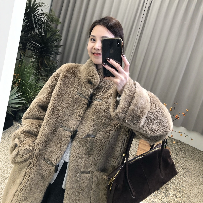 2025冬季新款100羊毛慵懒风牛角扣皮毛一体皮草外套女中长款外套