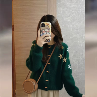 复古气质宽松牛角扣毛衣 新款 慵懒风绿色提花针织开衫 女2026年冬季