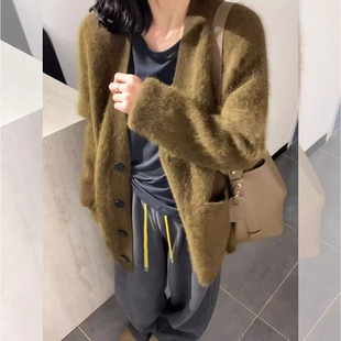 法式时尚橄榄绿针织上衣女士2026早春新款宽松休闲高级感毛衣外套