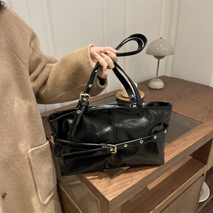 小众韩国腋下2025冬季新款包包托特复古大容量单肩高级感通勤女包