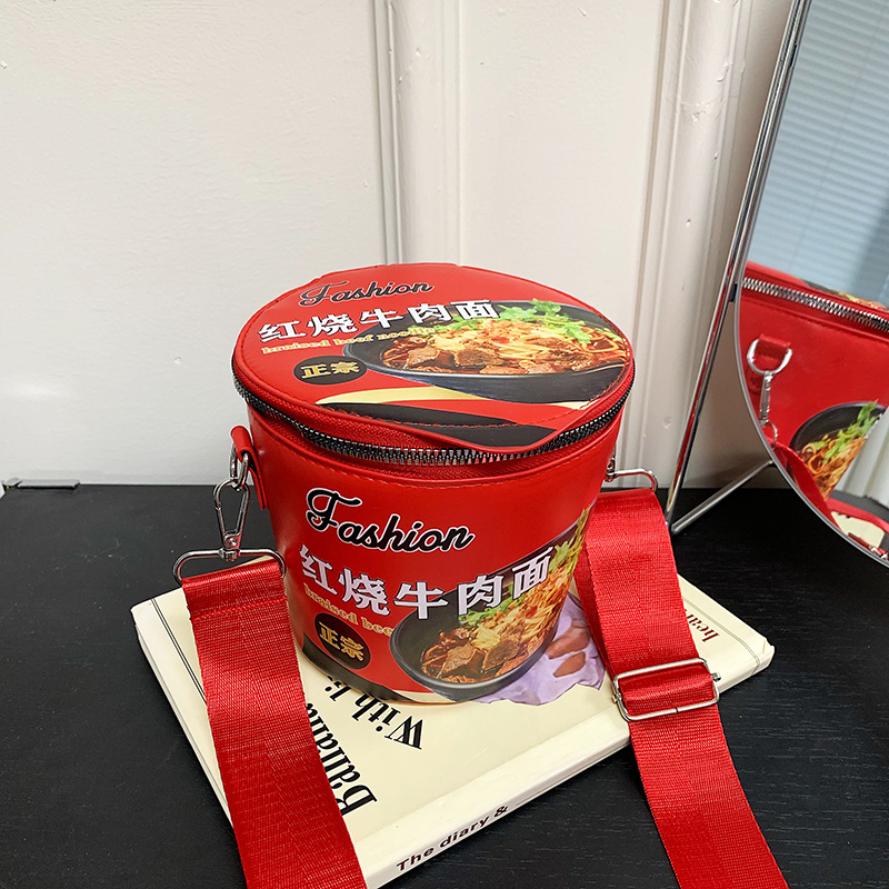 创意红烧牛肉面单肩包新款经典桶装方便面斜挎包收纳礼品生日礼物